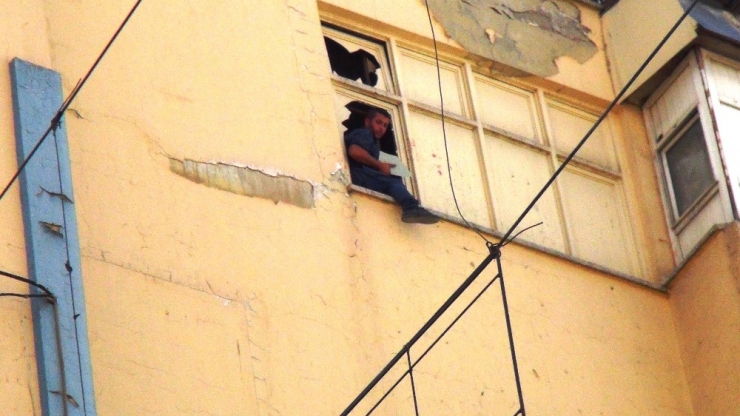 Zabıtaya Kızdı İntihara Kalkıştı