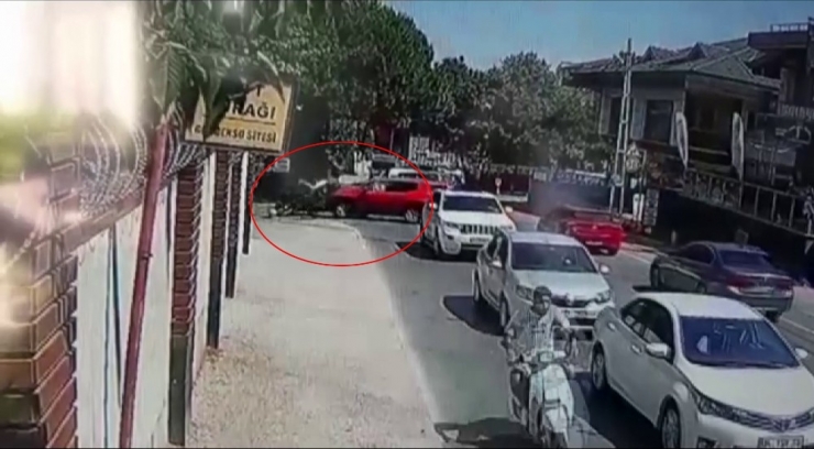 Motosikletli Çifte Aniden Dönüş Yapan Otomobil Çarptı