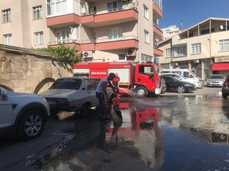 Sokaklar Deterjanlı Su İle Yıkandı