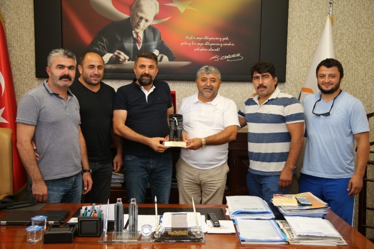 Tokat Tso Yönetimine Güreşçilerden Anlamlı Plaket