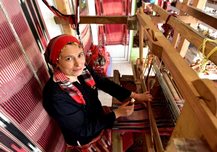 Keşan Dokumacısı Ayşe Saka "Yılın Kalfası" Seçildi