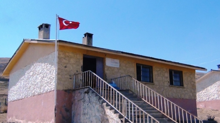 Van’da İlkokul Öğretmenleri Ellerine Fırça Alarak Sınıfları Boyadı