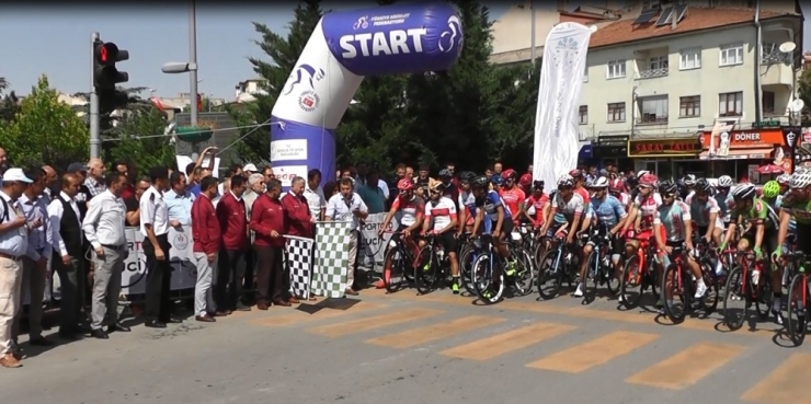 Uluslararası Yol Bisiklet Yarışı Başladı