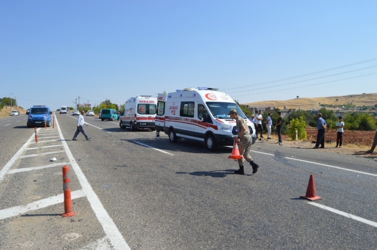 Otomobil İle Kamyon Çarpıştı: 3 Yaralı