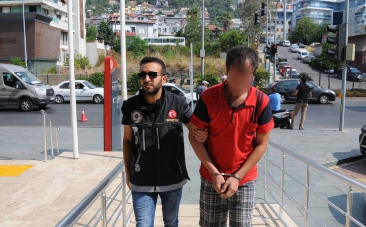 Alanya’da Şüpheli Araçtan Uyuşturucu Çıktı