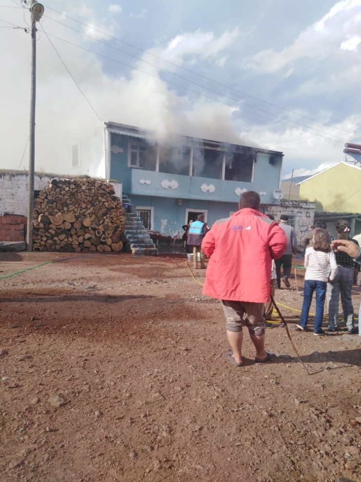 Elektrik Kaçağından Çıkan Yangın Korkuttu