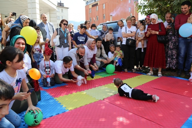 Artvin’de Bebekler Arası Emekleme Yarışması Yapıldı