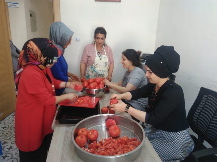 Sason’da Kadınlar Kurutmalık Yaparak Aile Bütçesine Katkıda Bulunuyor