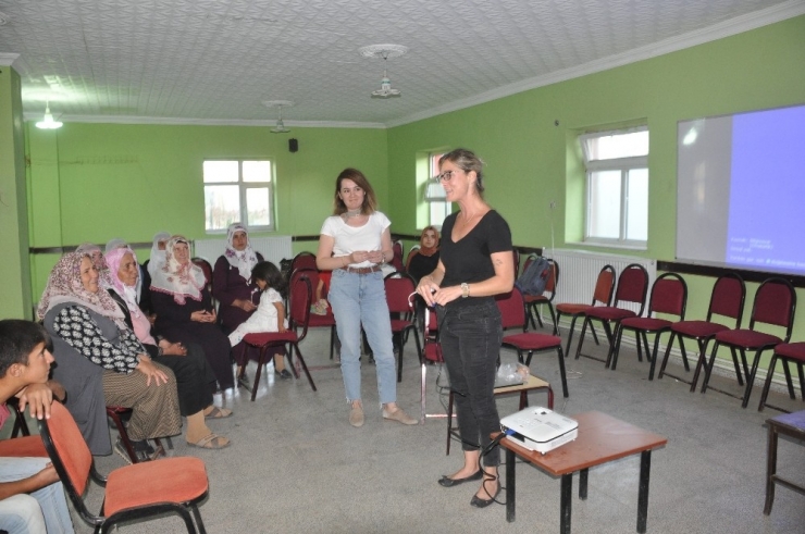 Sağlıkçılardan Kadınlara Seminer