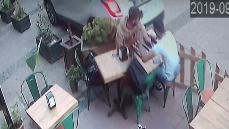 Kafede Oturan 2 Gence Araba Çarptı