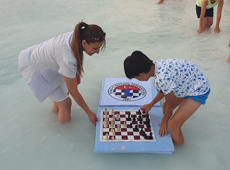 Pamukkale Belediyesi’nden ‘Sokakta Satranç Var’ Etkinliği