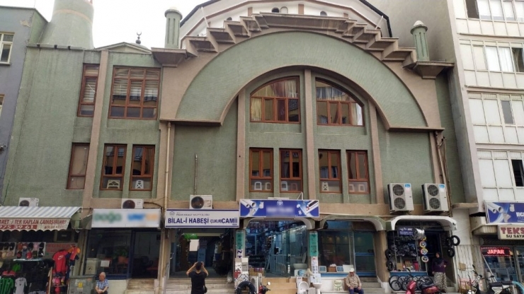 Camiye Giren Şahıs Abdest Alıp, Namaz Kıldı Çıkışta Laptop Çaldı