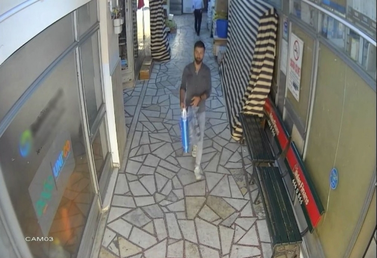 Camiye Giren Şahıs Abdest Alıp, Namaz Kıldı Çıkışta Laptop Çaldı