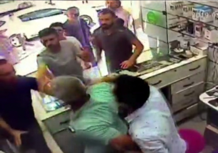 Telefon Satıcısına Batarya Dayağı Kamerada