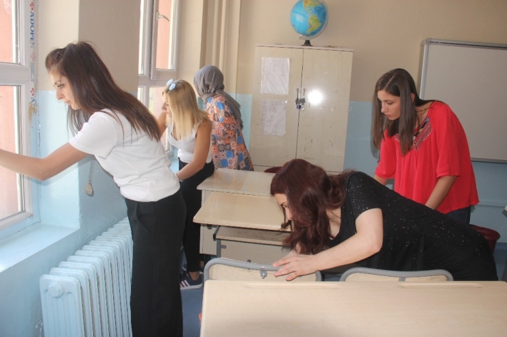 Fedakar Müdür Ve Öğretmenler Okulu Sabunlu Suyla Yıkadı