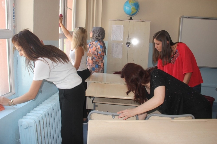 Fedakar Müdür Ve Öğretmenler Okulu Sabunlu Suyla Yıkadı