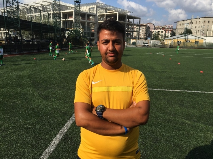 Futbolcuların Antrenmanını İzleyip, Soyunma Odasındaki Eşyaları Çaldı