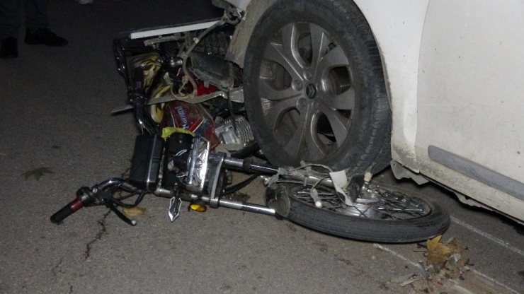 Üzerinde 3 Kişinin Bulunduğu Motosiklete Çarpıp Kaçtı