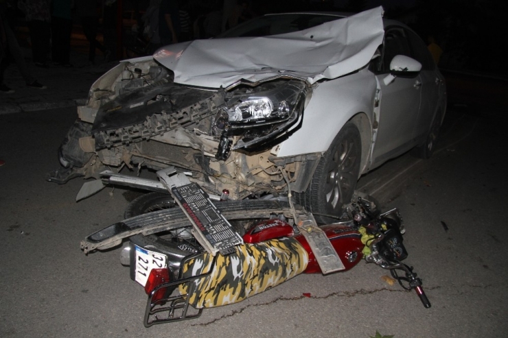 Üzerinde 3 Kişinin Bulunduğu Motosiklete Çarpıp Kaçtı