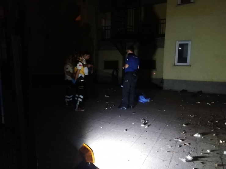 Bunalıma Giren Kadın 7. Kattan Atlayarak İntihar Etti.