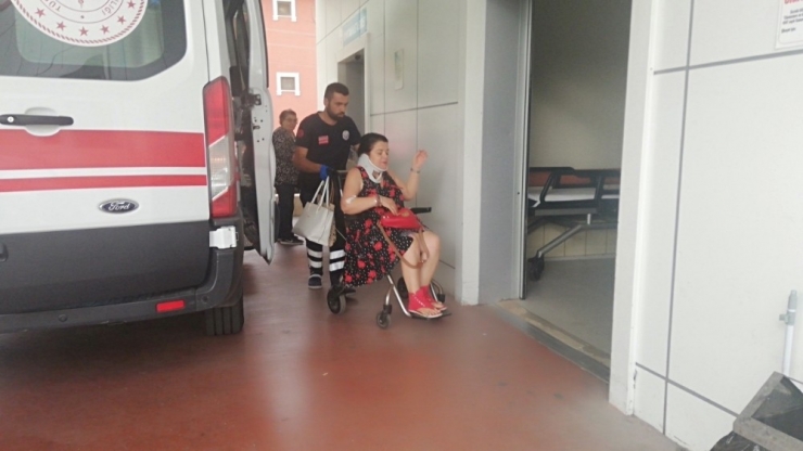 İki Otomobil Kavşakta Çarpıştı: 3 Yaralı