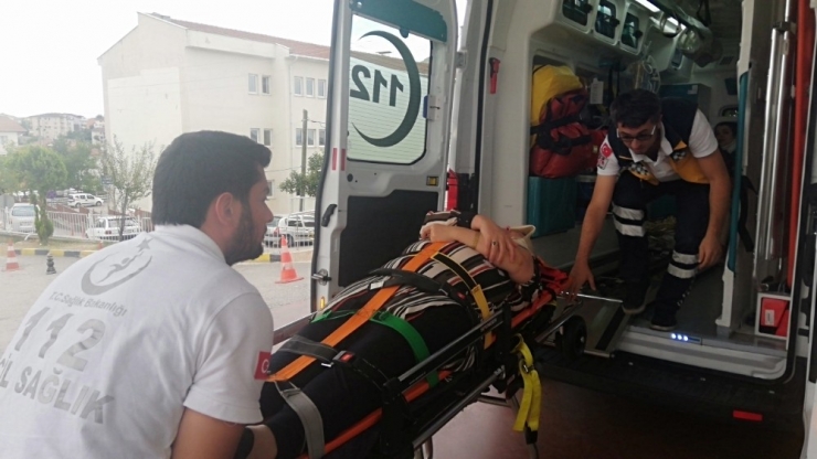 İki Otomobil Kavşakta Çarpıştı: 3 Yaralı