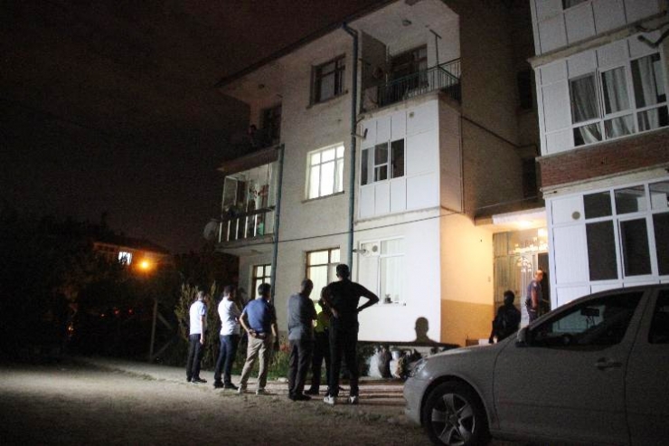 Kocasını Keserle Öldüren Kadın Tutuklandı