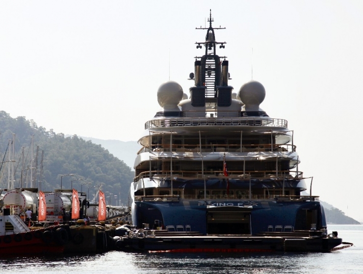 Dünyanın En Büyük Süper Lüks Yatlarından Flying Fox’a Tek Seferde 470 Bin Litre Yakıt İkmali Yaptı