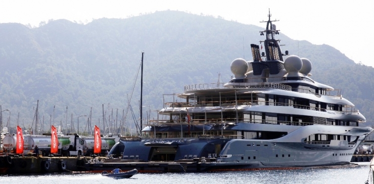 Dünyanın En Büyük Süper Lüks Yatlarından Flying Fox’a Tek Seferde 470 Bin Litre Yakıt İkmali Yaptı