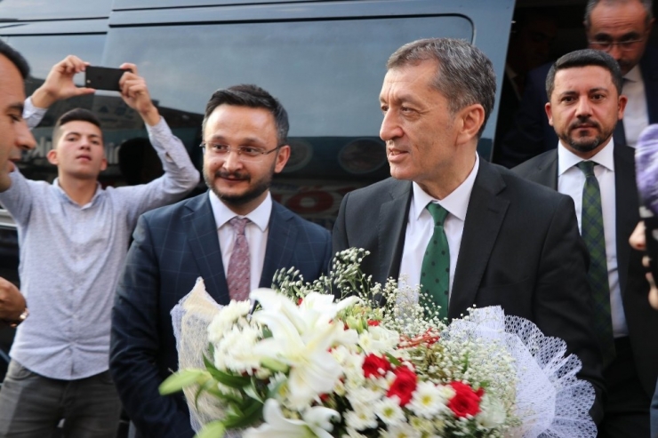 Bakan Selçuk, Ak Parti İl Başkanlığını Ziyaret Etti