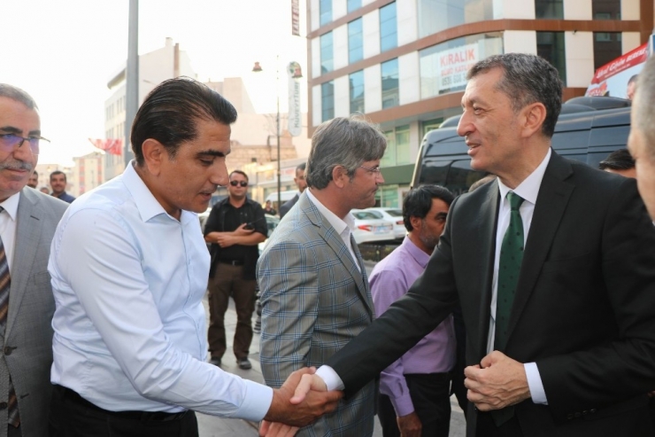 Bakan Selçuk, Ak Parti İl Başkanlığını Ziyaret Etti