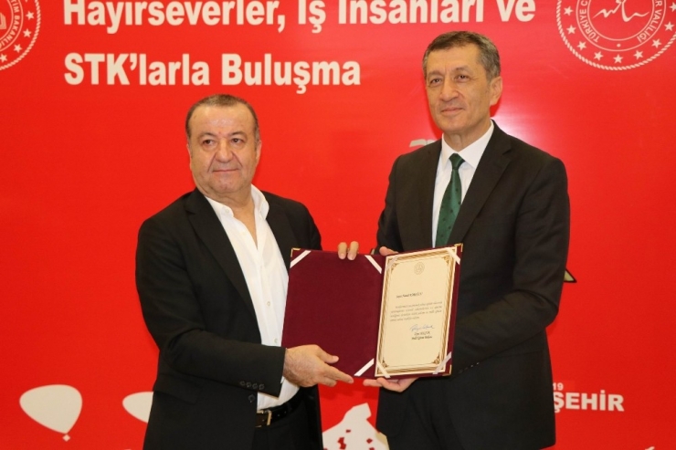 Bakan Selçuk Okul Yaptıran Hayırseverlerle Bir Araya Geldi