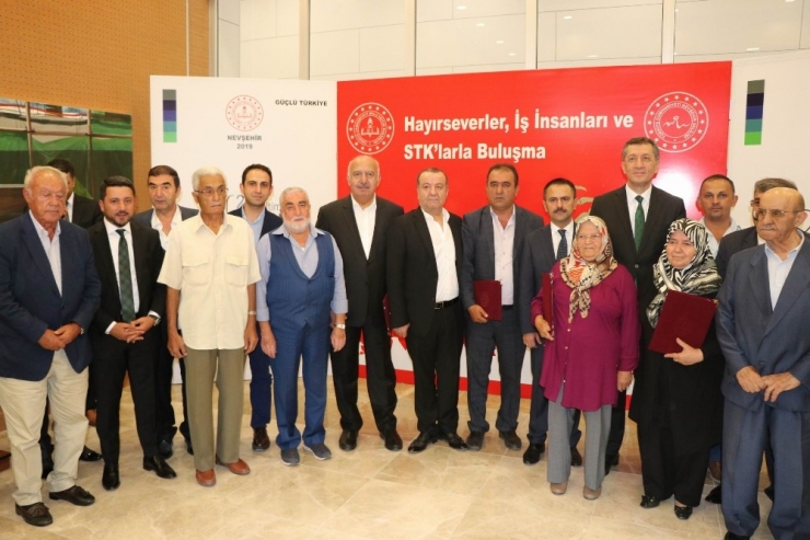 Bakan Selçuk Okul Yaptıran Hayırseverlerle Bir Araya Geldi