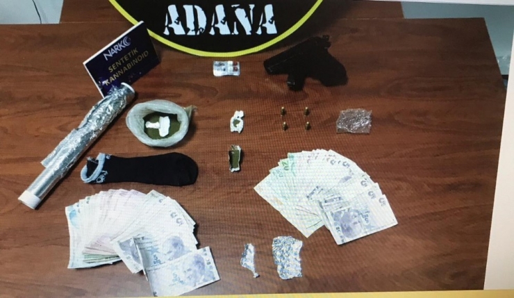 Torbacı Polisi Görünce, Uyuşturucuyu Karısının Sütyenine Sakladı