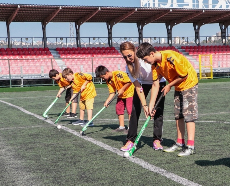 Çocuklar Çim Hokeyi İle Tanıştı
