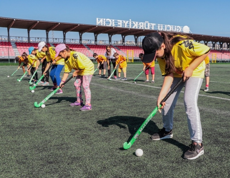 Çocuklar Çim Hokeyi İle Tanıştı