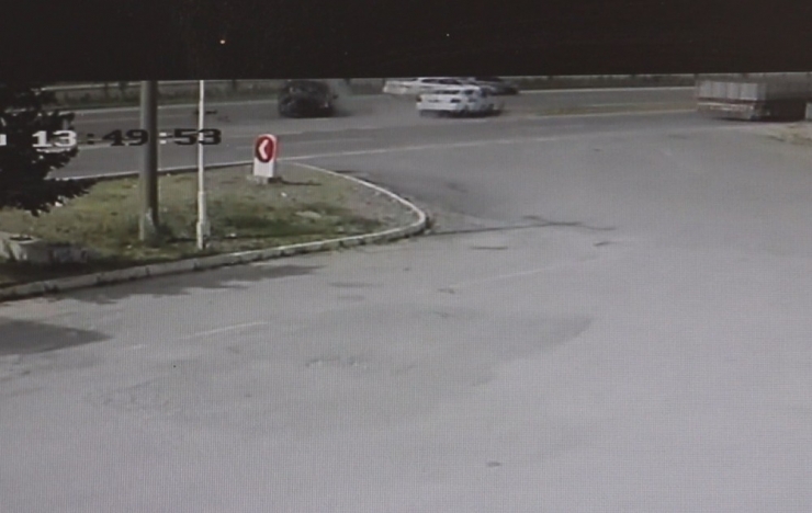 Sivas’ta Üç Araç Çarpıştı: 2 Yaralı