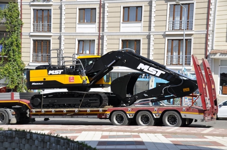 Söğüt’e Ekskavatör Kepçe Hibe Edildi