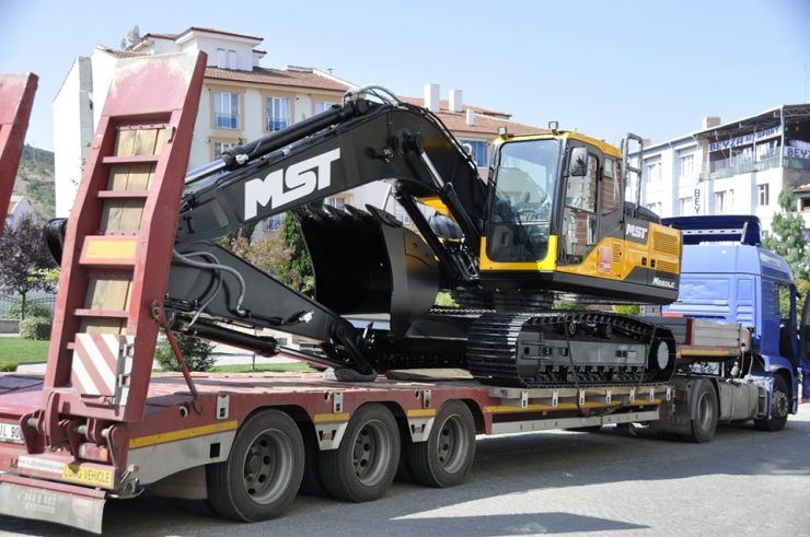 Söğüt’e Ekskavatör Kepçe Hibe Edildi