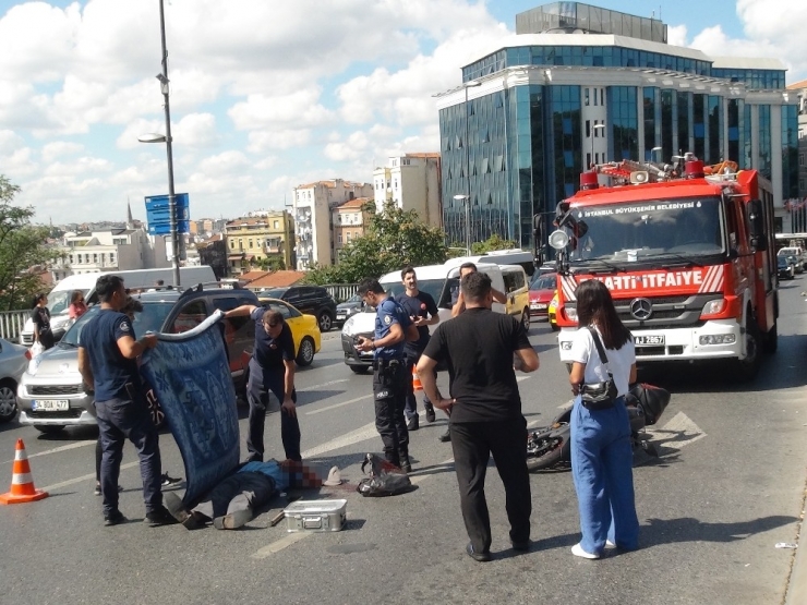 Taksim’de Yolun Karşısına Geçmeye Çalışan Yaşlı Adama Motosiklet Çarptı