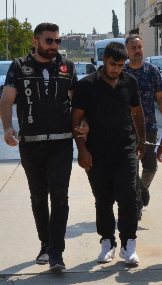 Torbacı Polisi Görünce, Uyuşturucuyu Karısının Sütyenine Sakladı
