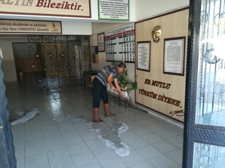 Belediye Ekipleri Yangın Sonrası Yara Sardı