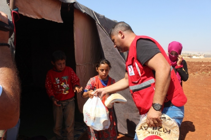 Çadırlarda Yaşayan İdliblilere Türk Kızılayından Yardım Eli