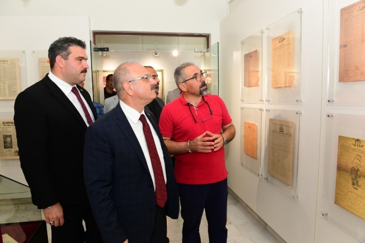 Vali Çakacak, Rektör Çomaklı İle Birlikte Cumhuriyet Tarihi Müzesini Gezdi