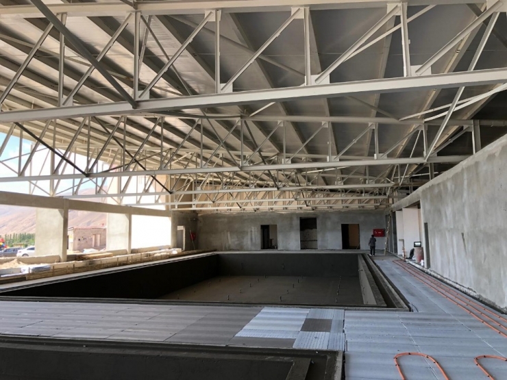 Başkale Yarı Olimpik Yüzme Havuzu Bitme Aşamasına Geldi