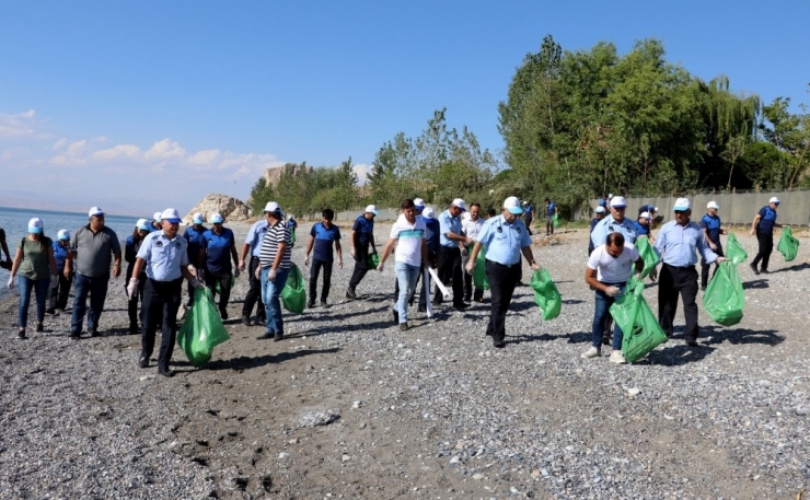 Van’da Zabıtalar Çöp Topladı