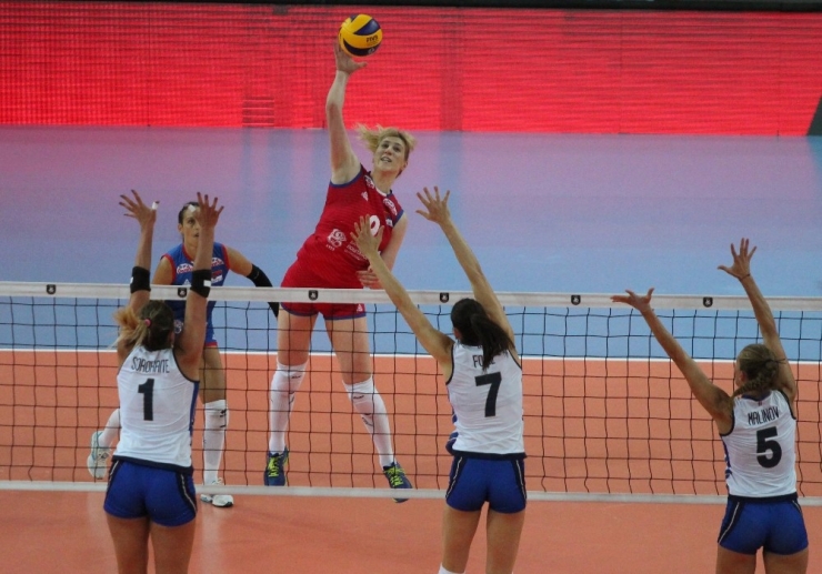 Kadınlar Voleybol Avrupa Şampiyonası’nın İlk Finalisti Sırbistan