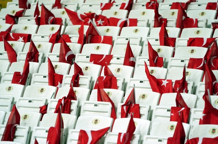 Beşiktaş Park’ta Her Koltuğa Bir Türk Bayrağı