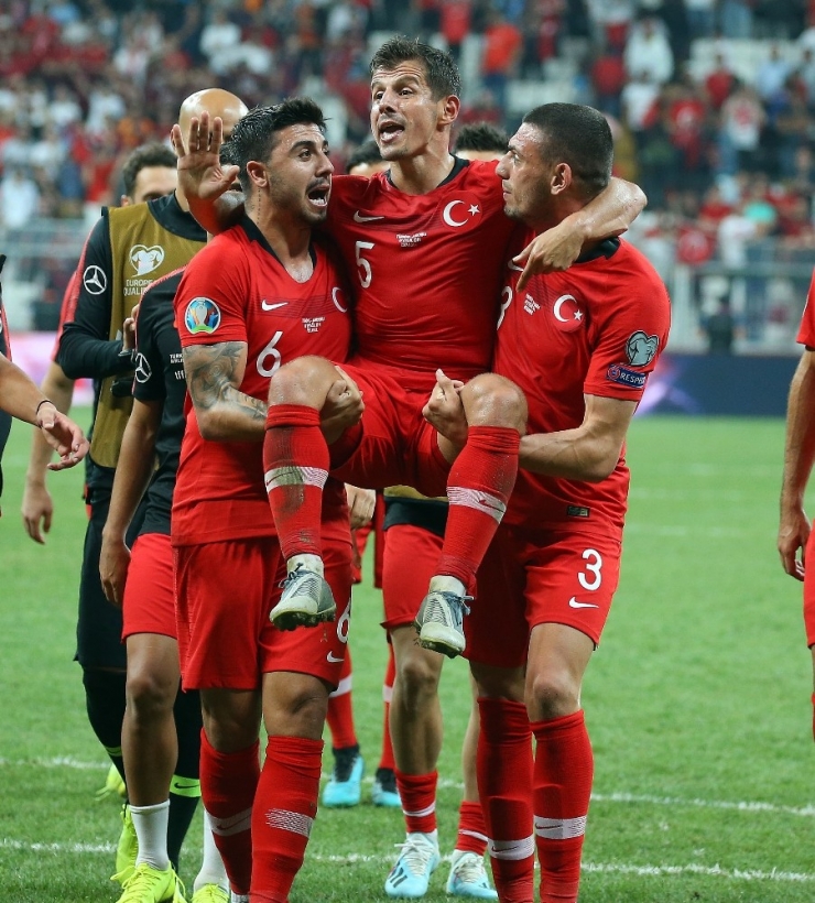 Emre Belözoğlu Omuzlarda