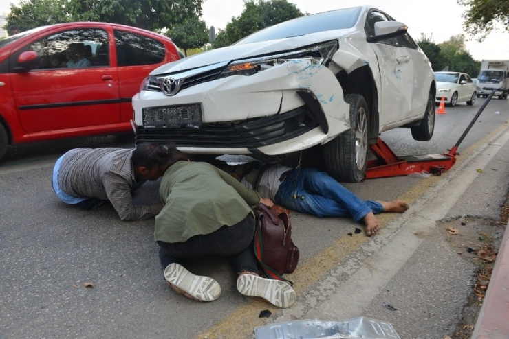 Otomobil Altındaki Kazazede, Kriko Yardımı İle Kurtarıldı